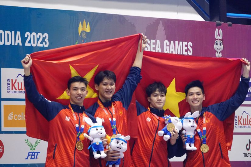 4 athletes Hoang Quy Phuoc, Nguyen Huu Kim Son, Tran Hung Nguyen and Nguyen Huy Hoang won Gold Medals in the 4x200m relay swimming event at the 32nd SEA Games. Photo: Nguyen Dang