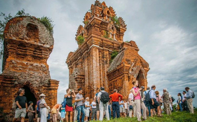 Foreign tourists visit Banh It Tower (Binh Dinh). Photo: Dao Tien Dat
