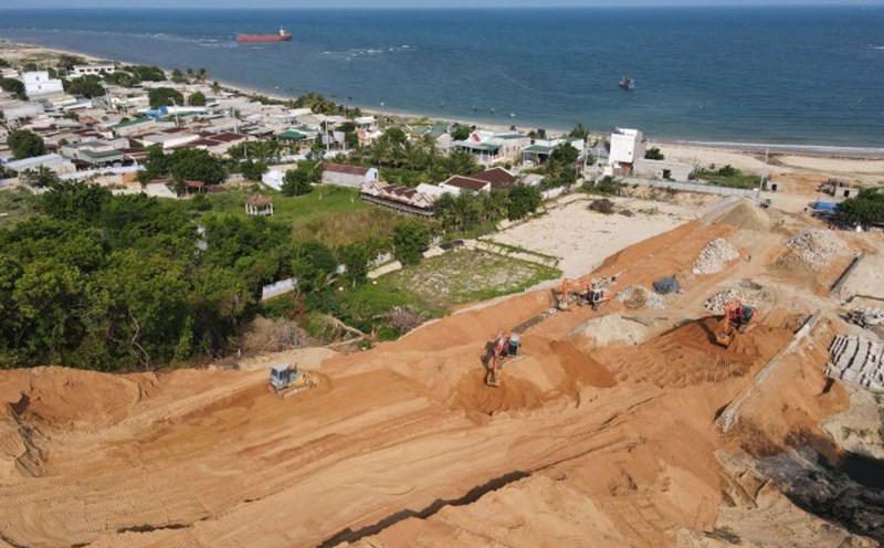 People in Phuoc Dinh commune, Thuan Nam district support the major policy of the Party and State on building a nuclear power project. Photo: Huu Long