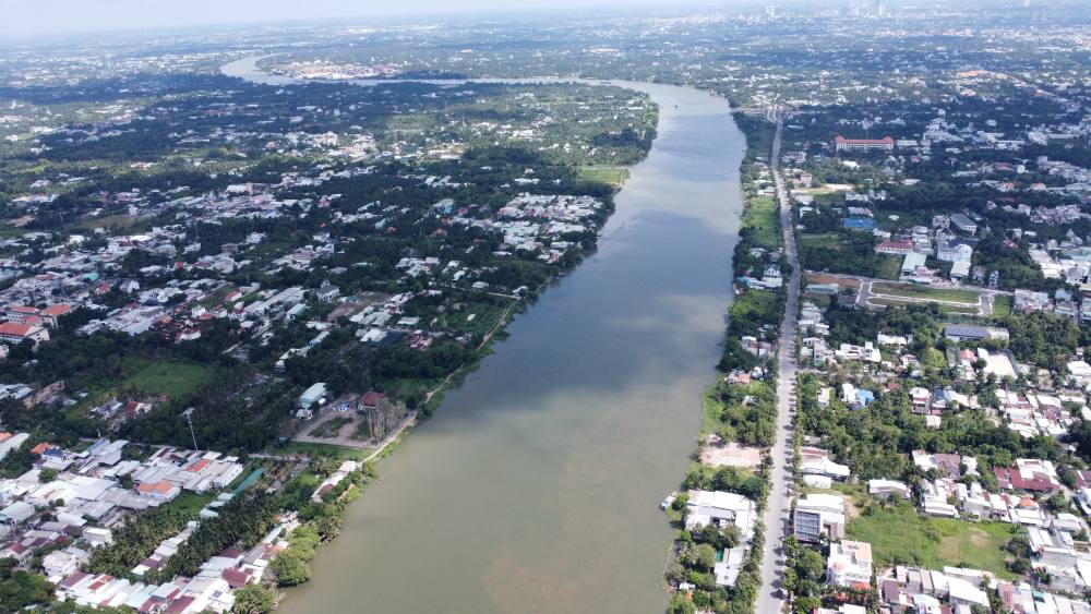 Binh Duong province is discussing a plan to develop nearly 100 km of the Saigon River road. Photo: Dinh Trong