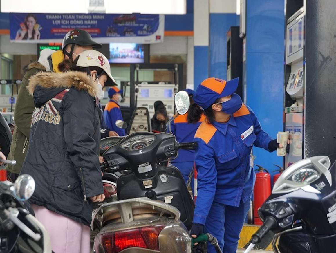 Gasoline prices in the next operating period may decrease slightly. Photo: Tung Giang