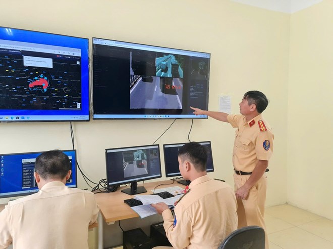 Traffic police, Vinh Phuc Provincial Police monitor vehicles that were fined. Photo: Bao Nguyen