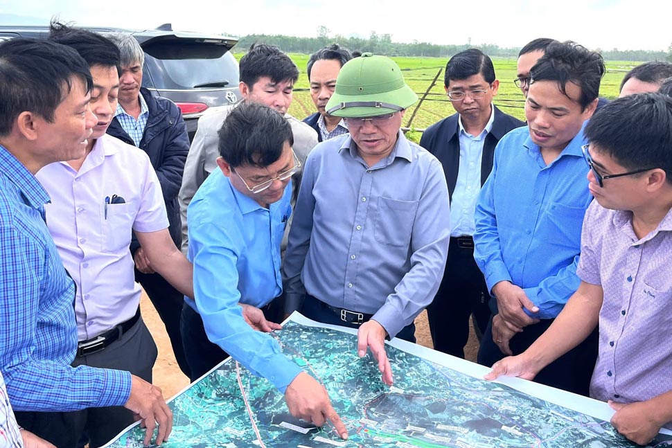 Lanh dao tinh Binh Dinh kiem tra hien truong du an Nang cap, mo rong Cang hang khong Phu Cat. Anh: Thanh Thanh