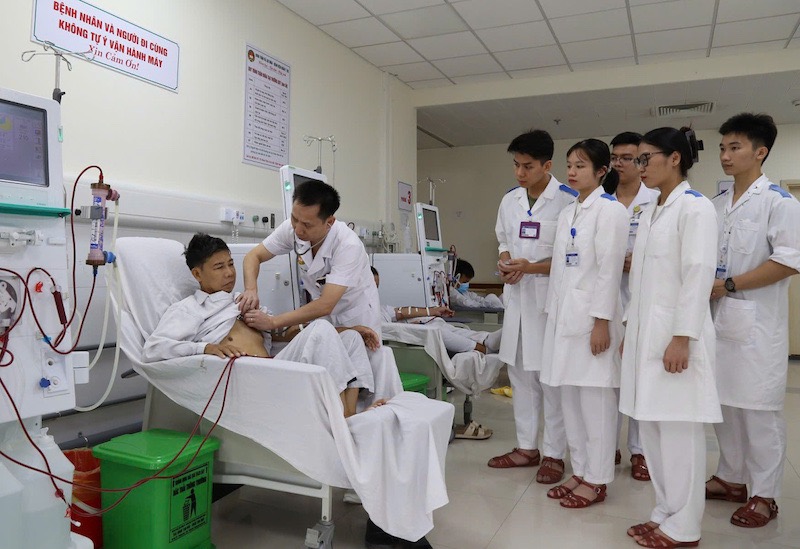 The Military Medical Academy was assigned by the Ministry of National Defense to enroll civil servants from 2025. In the photo are students of the Military Medical Academy being instructed and trained in clinical treatment. Photo: Provided by the Military Medical Academy