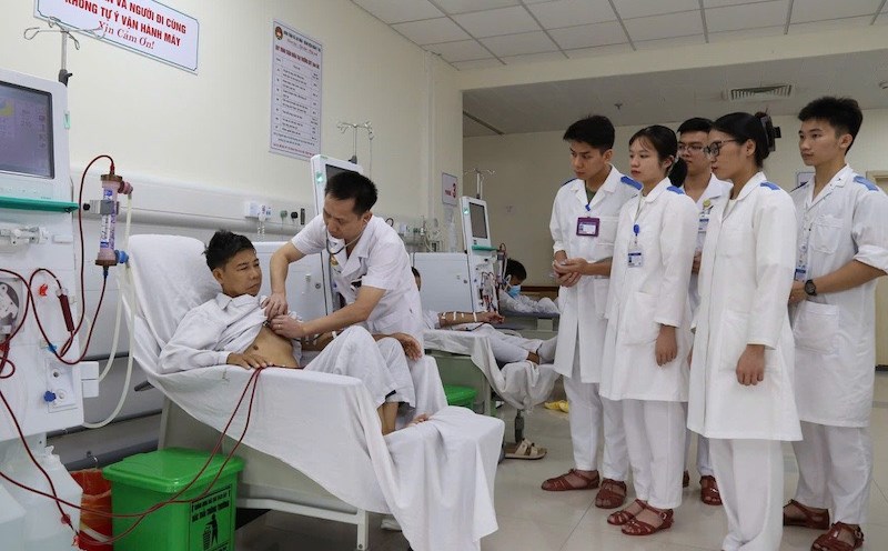 The Military Medical Academy was assigned by the Ministry of National Defense to enroll civil servants from 2025. In the photo are students of the Military Medical Academy being instructed and trained in clinical treatment. Photo: Provided by the Military Medical Academy