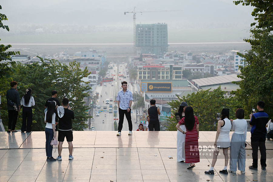 Young people in Dien Bien flock to Dien Bien Phu Victory Monument to follow the TikTok trend of filming Dai Ly slope video. Photo: Quang Dat