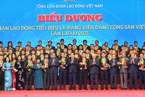 Leaders of the Party, State, and Vietnam General Confederation of Labor took a souvenir photo with 95 outstanding workers who are members of the Communist Party of Vietnam at the program. Photo: Hai Nguyen