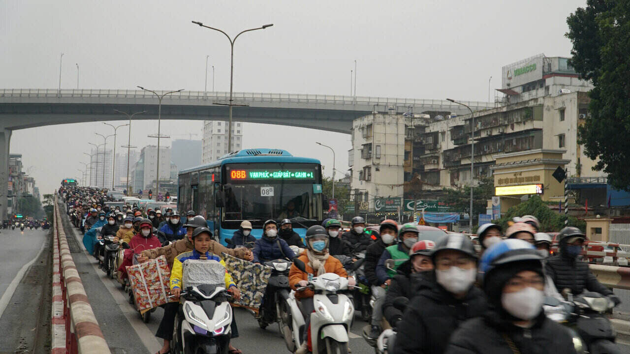 Tai khu vuc cau vuot o Nga Tu Vong cung xay ra tinh trang un tac, dong phuong tien ken dac khien nhieu nguoi di chuyen kho khan.