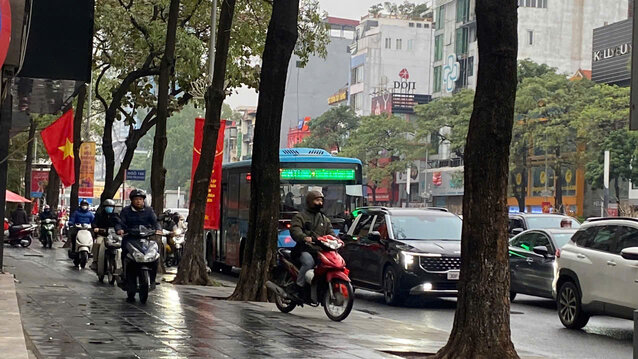 Nhieu phuong tien “lach luat“, leo len via he de tranh un tac.