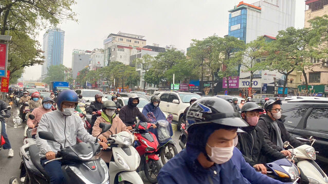 Ghi nhan cua PV luc 8h sang nay, duong Tran Duy Hung (Cau Giay, Ha Noi) xay ra un tac keo dai, cac phuong tien di chuyen kho khan.