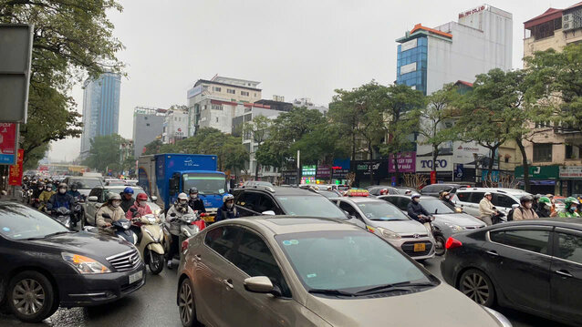 Sang 17.2, Ha Noi co mua nho kem theo khong khi lanh. Nhieu tuyen duong xay ra tinh trang un tac nghiem trong.