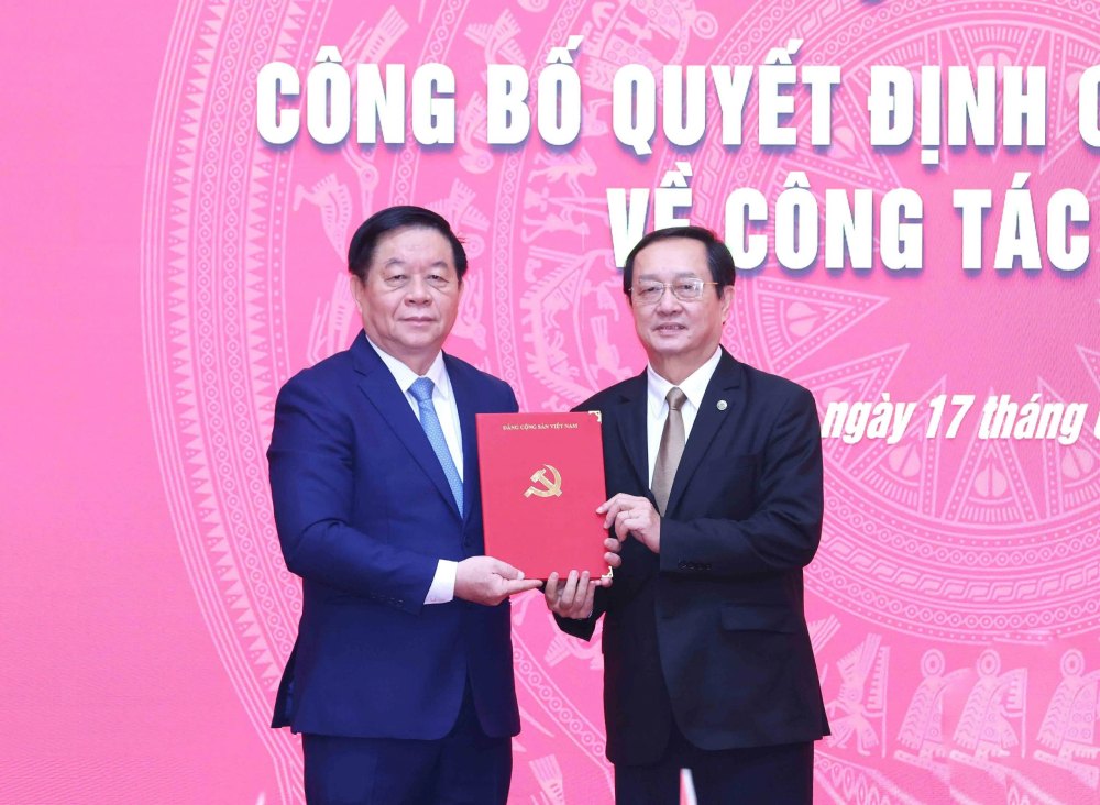Mr. Nguyen Trong Nghia (left) presented the Politburo's Decision to Mr. Huynh Thanh Dat - Minister of Science and Technology - to hold the position of Deputy Head of the Central Propaganda and Mass Mobilization Department. Photo: Phuong Hoa/VNA