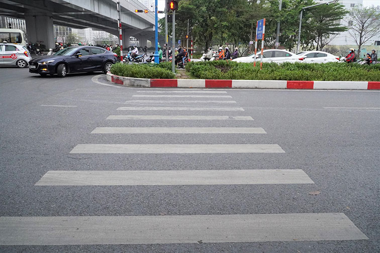 Vạch kẻ đường cho người đi bộ trên phố Hà Nội. Ảnh: Danh Thoa
