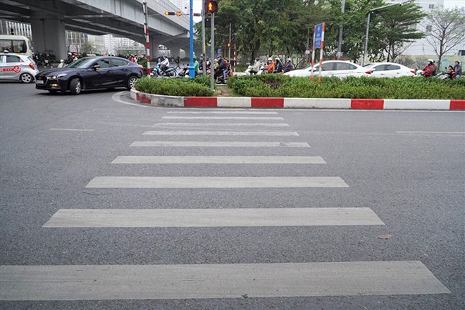 Đi sai vạch kẻ đường, gây tai nạn bị phạt tiền, trừ điểm