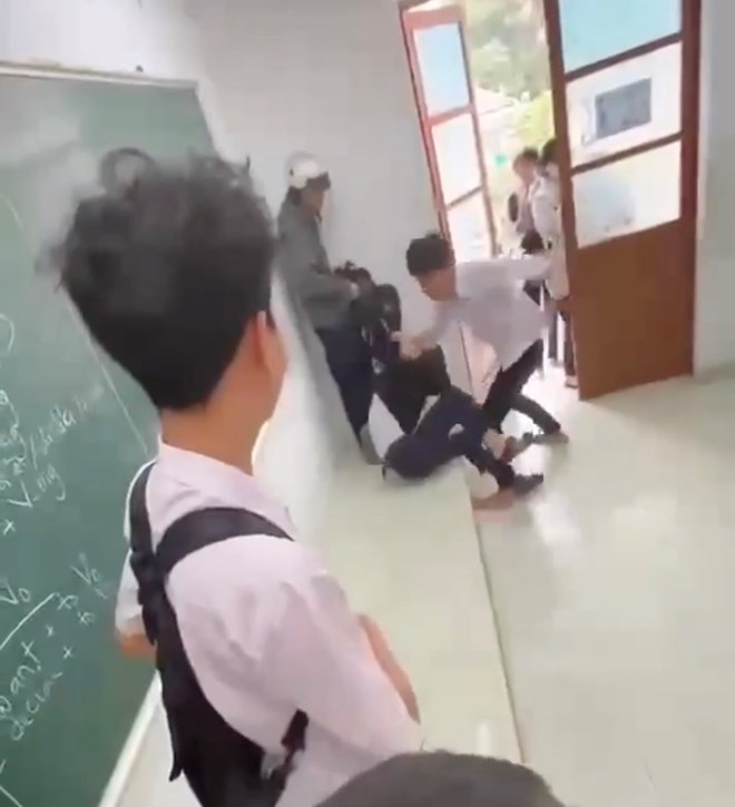 The school reviewed the two Nha Trang male students who fought in class. Photo: Huu Long