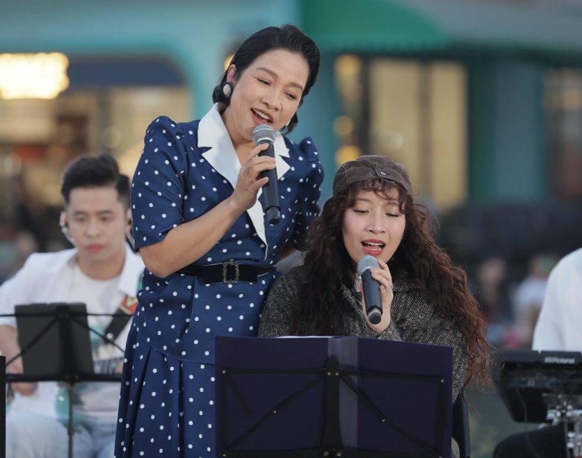 My Linh sang a duet with her daughter My Anh. Photo: Producer.