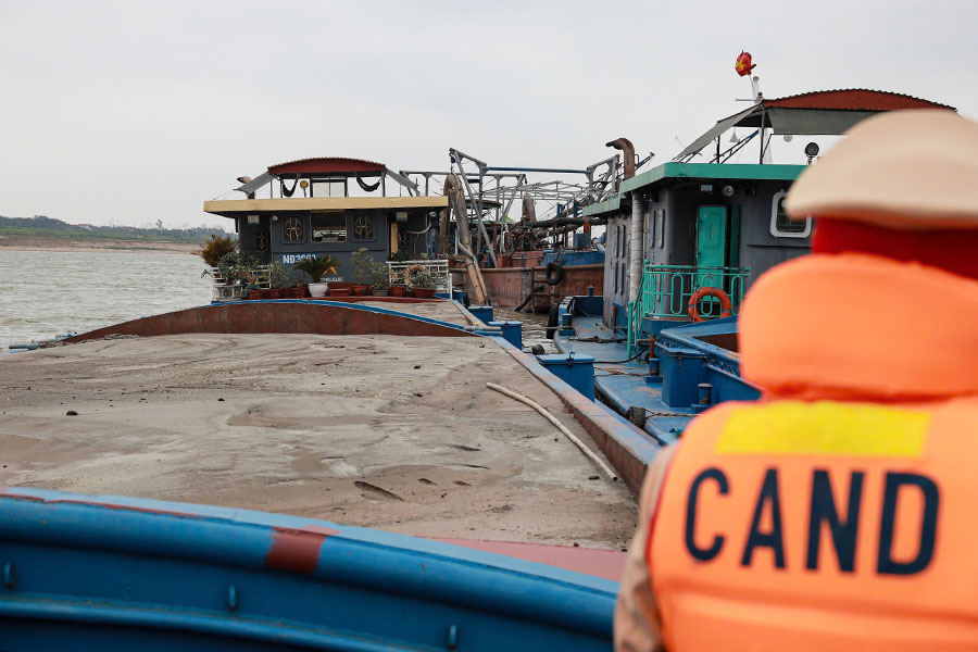 Cát đầy ắp trên các tàu khai thác cát trái phép. Ảnh: Thế Kỷ