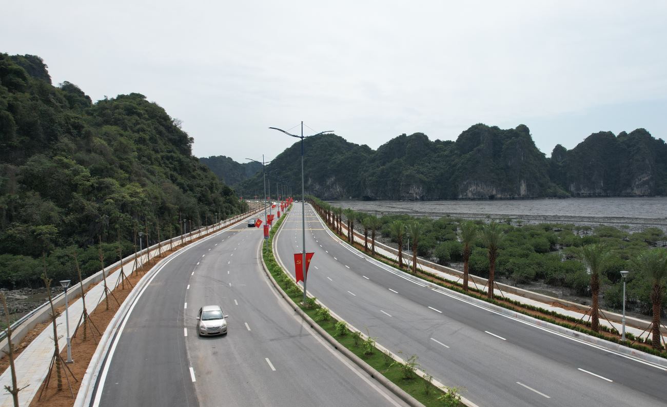 Some factories and production facilities located right on the coastal road of Ha Long - Cam Pha will have to be relocated before 2030. Photo: Nguyen Hung