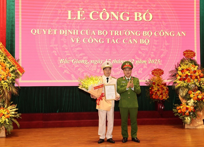 Lieutenant General Nguyen Van Long - Deputy Minister of Public Security presented the decision to transfer and appoint Colonel Nguyen Quang Vinh to the position of Director of Bac Giang Provincial Police. Photo: Bac Giang Police