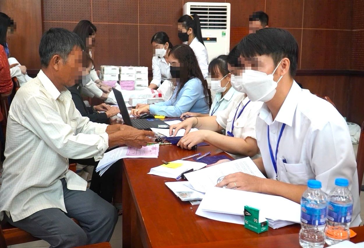 Các hộ dân làm thủ tục nhận tiền bồi thường hỗ trợ tái định cư dự án sân bay Long Thành. Ảnh tư liệu: Minh Châu