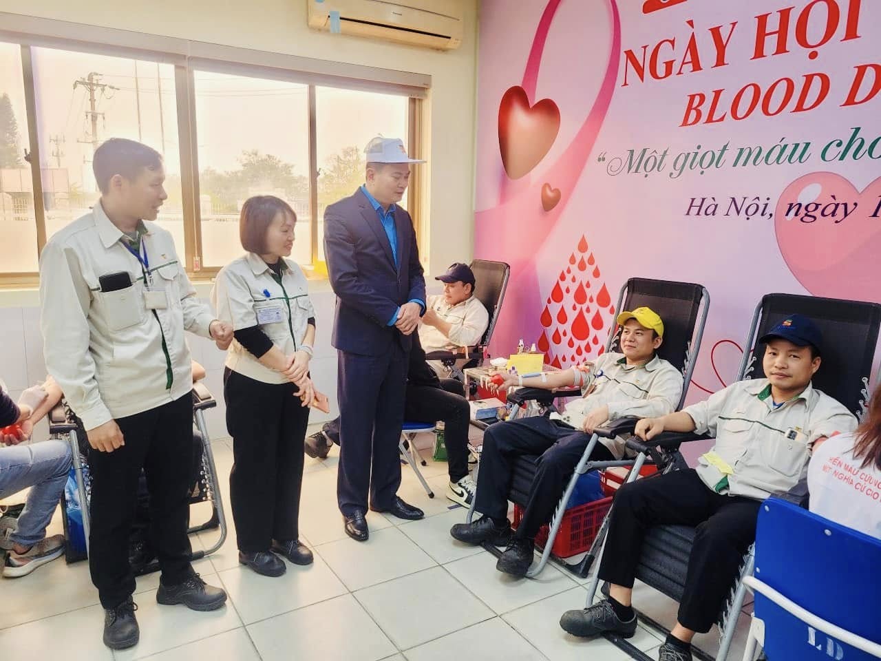 Mr. Nguyen Dinh Thang - Chairman of the Hanoi Industrial - Export Processing Zones Trade Union encouraged union members and workers of TS Vietnam Company Limited to donate blood voluntarily. Photo: Trade Union