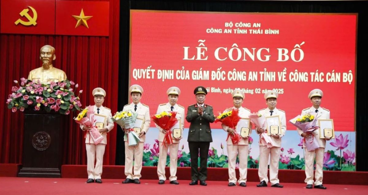 Colonel Tran Xuan Anh - Director of Thai Binh Provincial Police presented the decision and presented flowers to congratulate 6 leaders of the volunteer department who retired early. Photo: Thai Binh Provincial Police