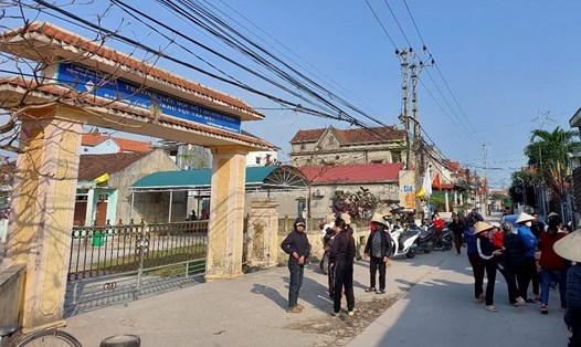 Học sinh chưa đến được trường vì chuyển địa điểm học. Ảnh: P.Hoài