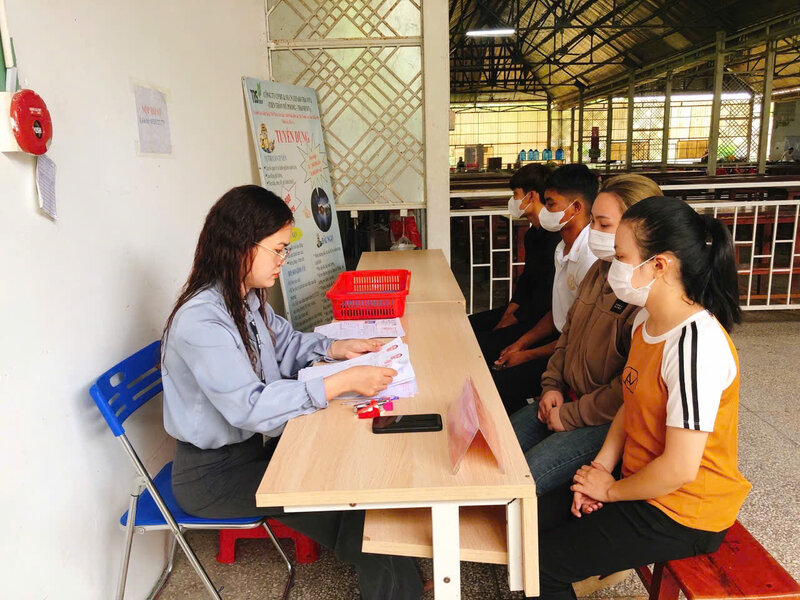 Consulting on finding jobs for workers. Photo: Hoang Loc