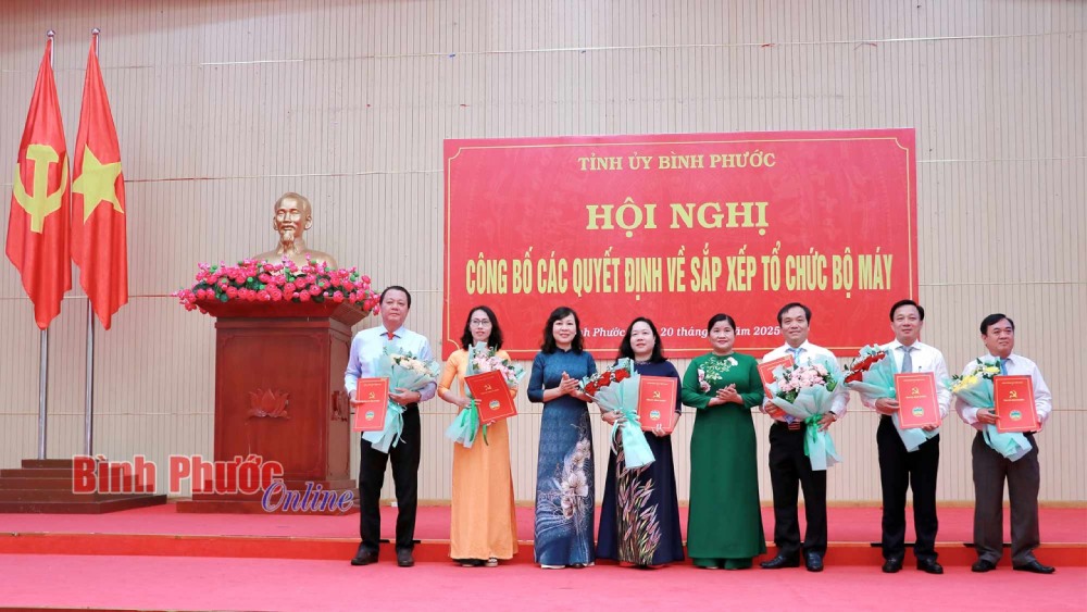 Binh Phuoc announces decisions on arrangement, organization of the apparatus, and appointment of personnel. Photo: Binhphuoc.gov.vn.