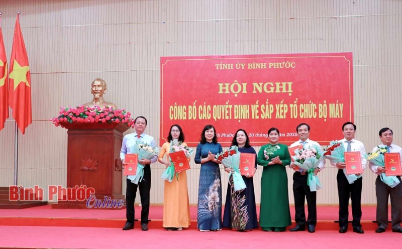 Binh Phuoc announces decisions on arrangement, organization of the apparatus, and appointment of personnel. Photo: Binhphuoc.gov.vn.