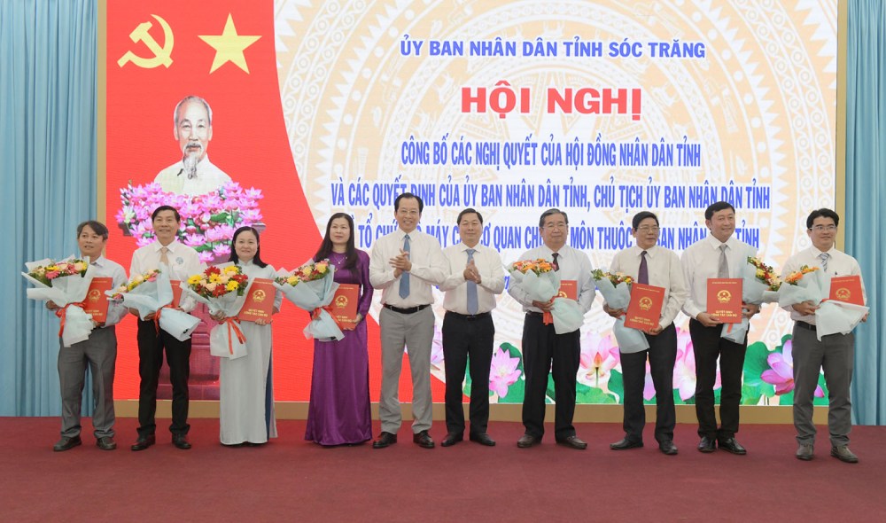 Lanh dao UBND tinh Soc Trang trao quyet dinh bo nhiem lanh dao So Nong nghiep va Moi truong. Anh: Soctrang.gov.vn