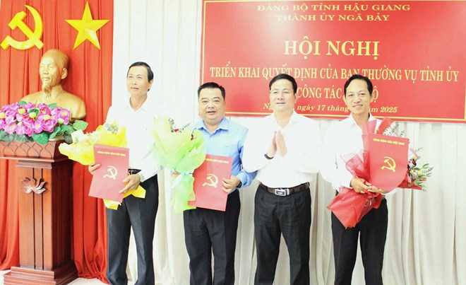 Hậu Giang trao các quyết định về công tác cán bộ