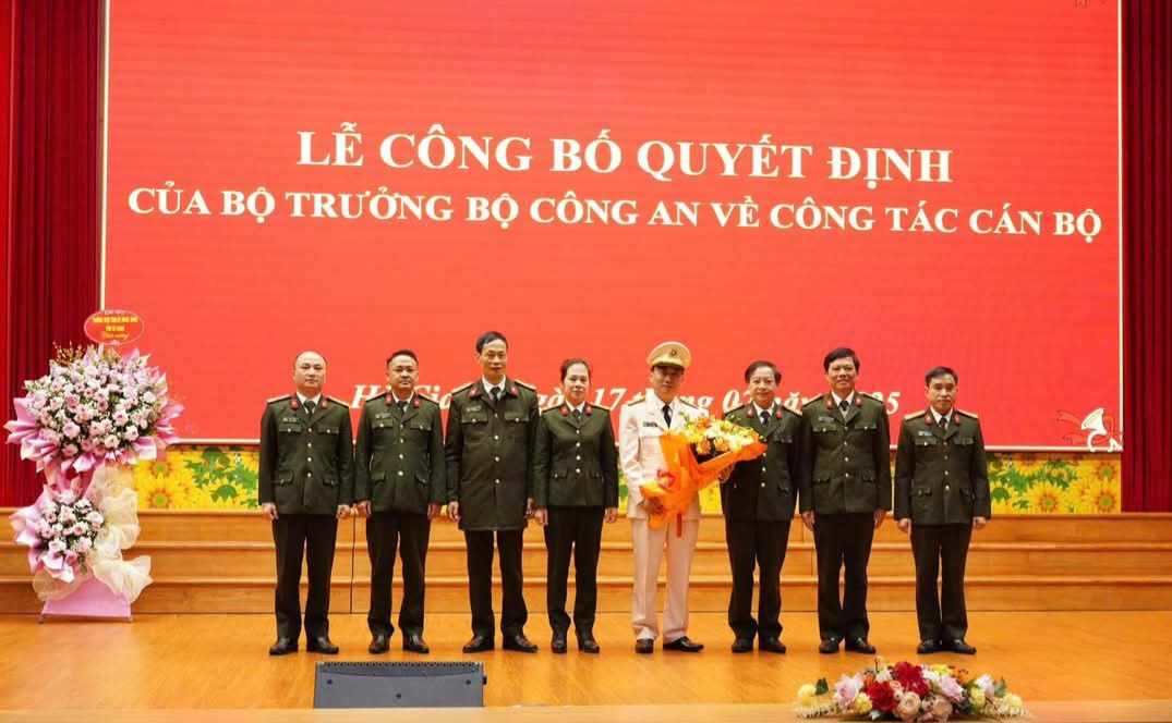 Lieutenant Colonel Nguyen Manh Hung was appointed to the position of Deputy Director of Ha Giang Provincial Police. Photo: Ha Giang Police