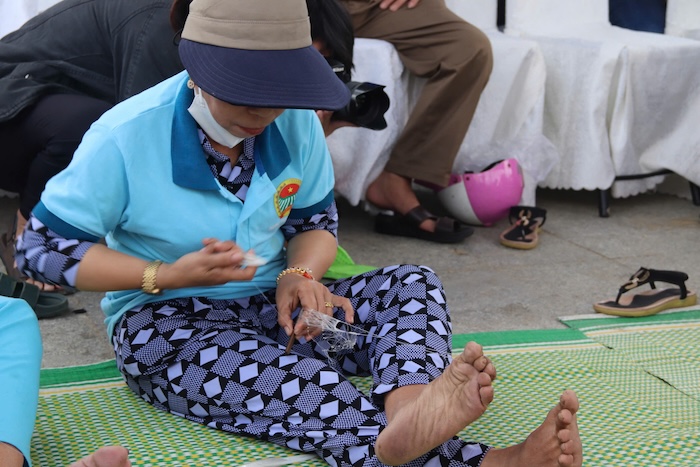 May net weaving and tug of war competition at the Da Nang Fish Bridge Festival. Photo: Nguyen Linh
