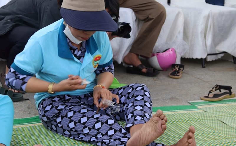 May net weaving and tug of war competition at the Da Nang Fish Bridge Festival. Photo: Nguyen Linh