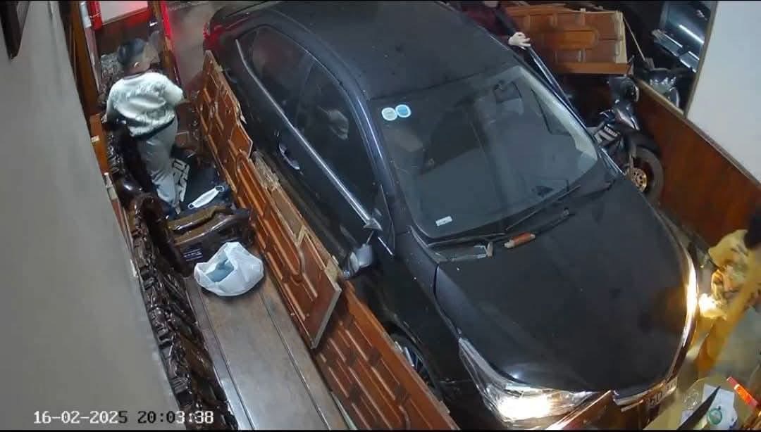 The moment the car lost control and crashed into a house. Photo: Thanh Tam