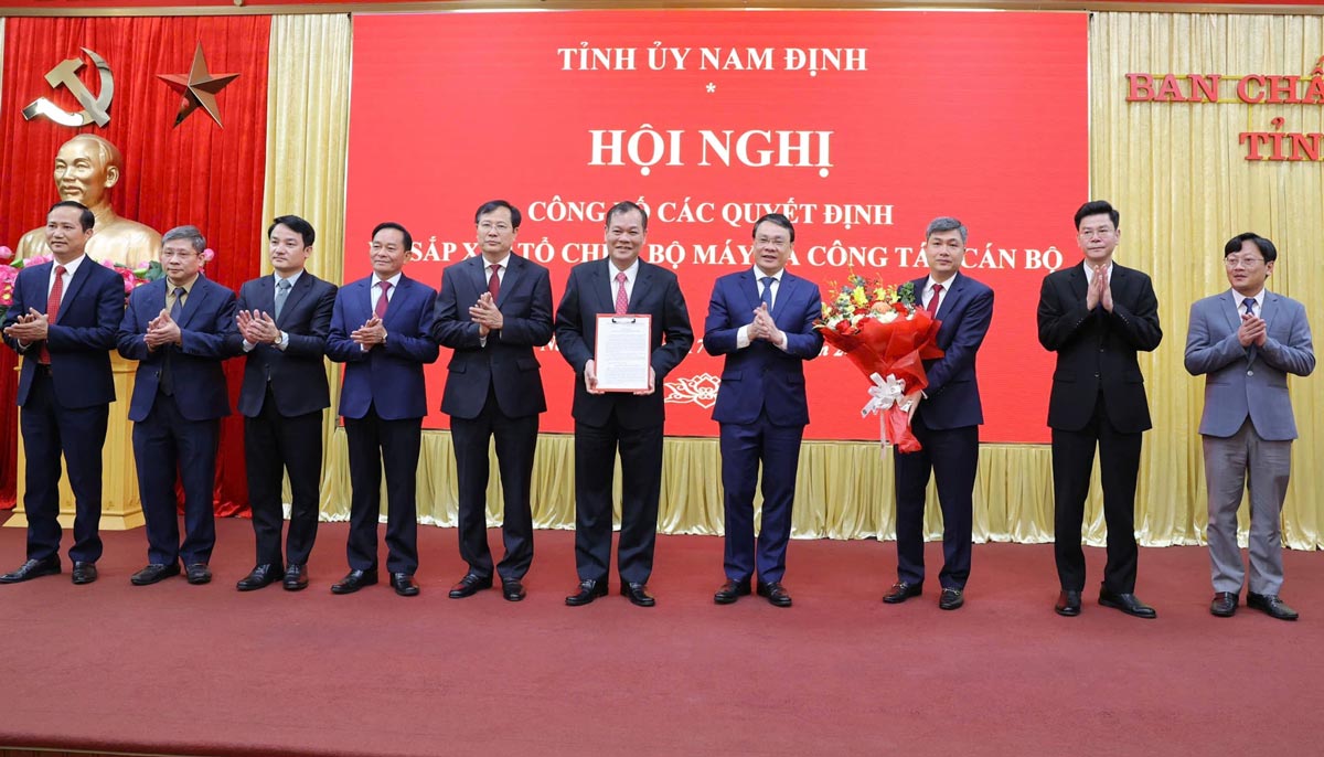 The Standing Committee of the Nam Dinh Provincial Party Committee held a conference to announce decisions on the arrangement of the apparatus and personnel work. Photo: Thanh Thuy