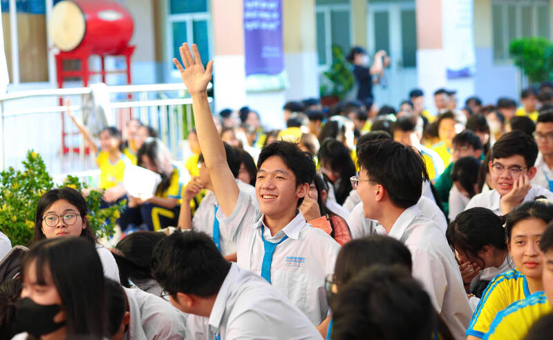 Ho Chi Minh City students enthusiastically participated and asked the class monitor about learning issues. Photo: Ngoc Le