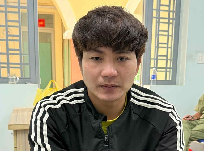 Đối tượng Chung gây ra vụ cướp tiệm vàng bị công an bắt giữ sau gần 24 giờ gây án. Ảnh: Lam Hồng