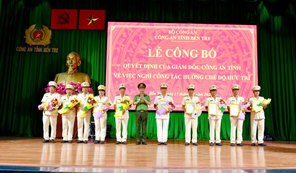 Trao quyet dinh nghi huu cho cac dong chi lanh dao truong phong, truong Cong an cap huyen. Anh: Cong an tinh Ben Tre