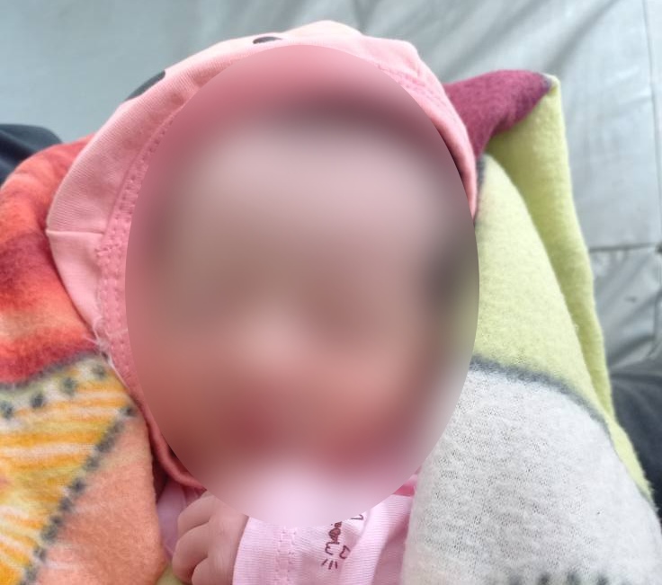 A newborn baby girl was discovered by people on the side of the road. Photo: Thanh Tru