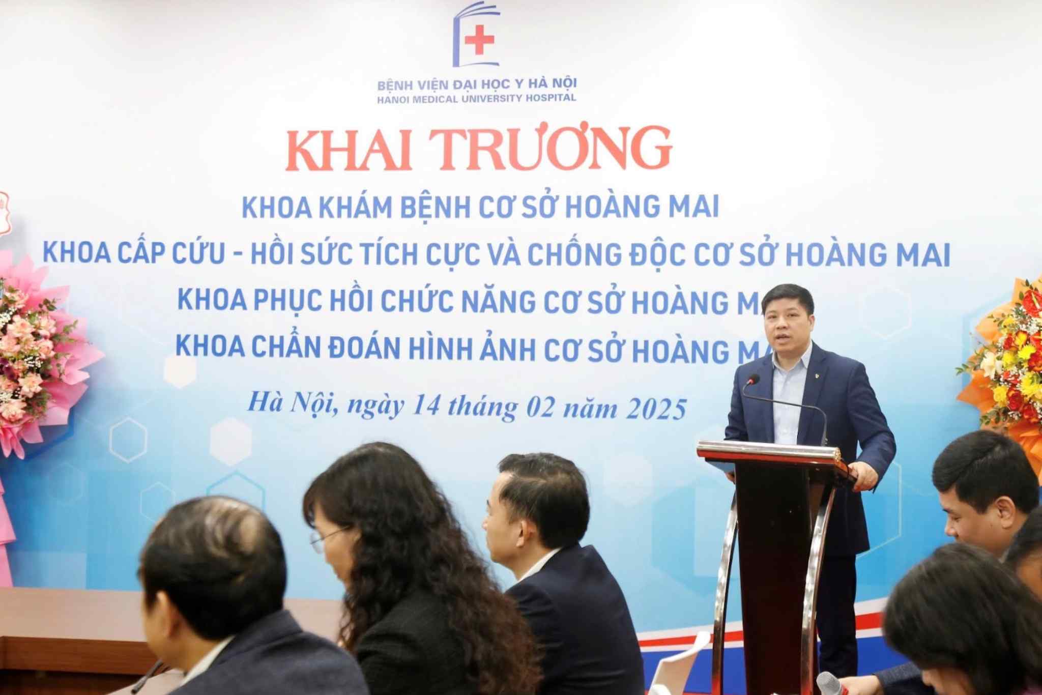 Dong chi Hong Quang phat bieu tai buoi khai truong cac khoa Benh vien Dai hoc Y Ha Noi - co so Hoang Mai. Anh: VCB. 