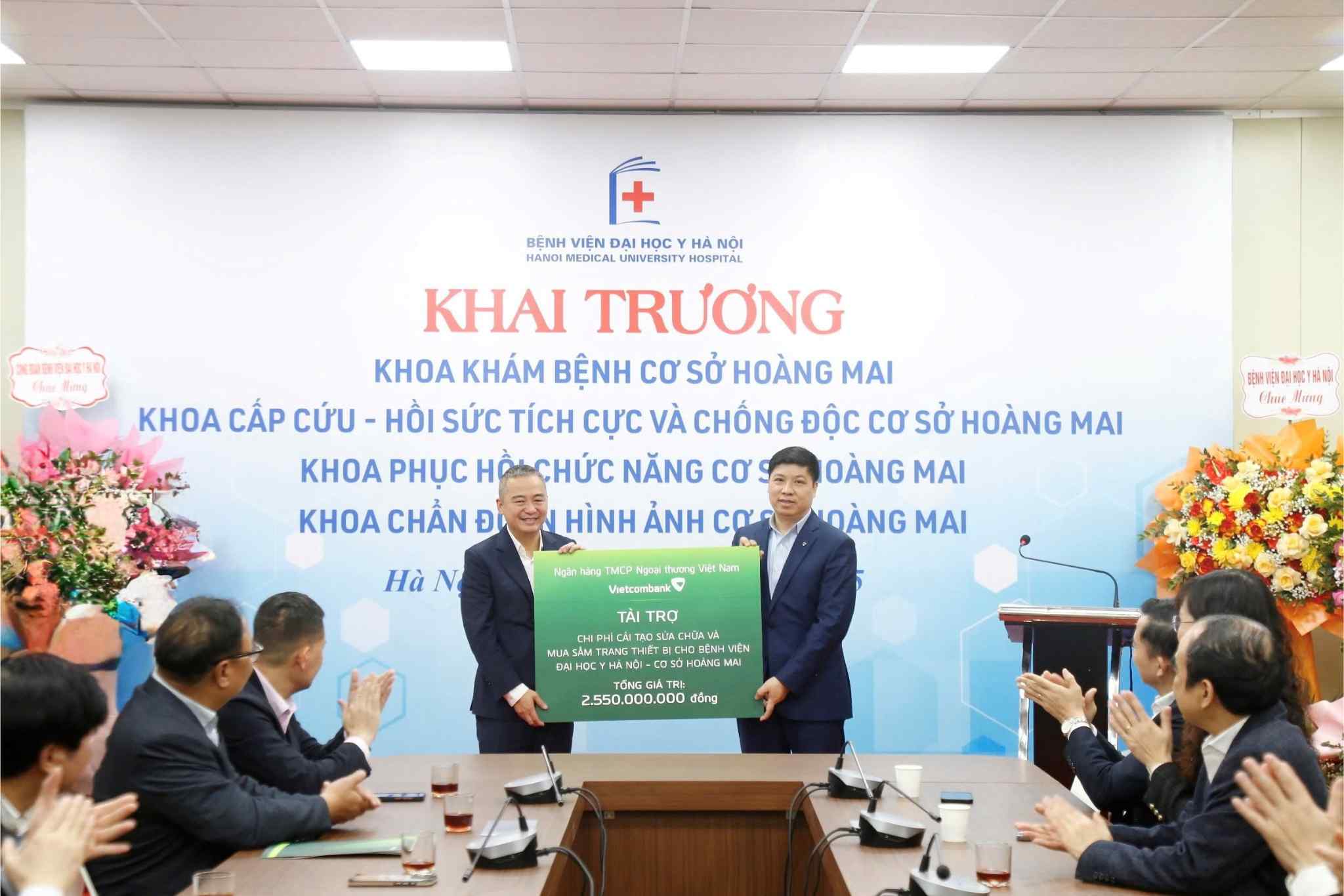 Dong chi Hong Quang, thanh vien HDQT, Chu tich Cong doan Vietcombank trao tai tro 2,55 ti dong cho Benh vien Dai hoc Y Ha Noi - co so Hoang Mai. Anh: VCB. 