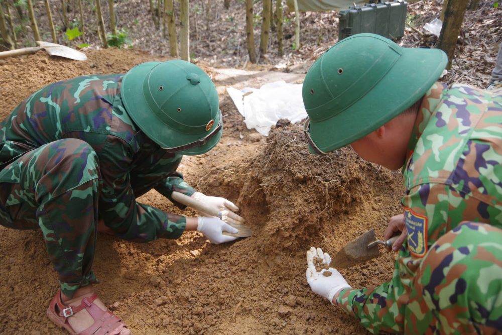 Searching for and collecting the remains of martyrs in Hai Chanh commune. Photo: Xuan Dien