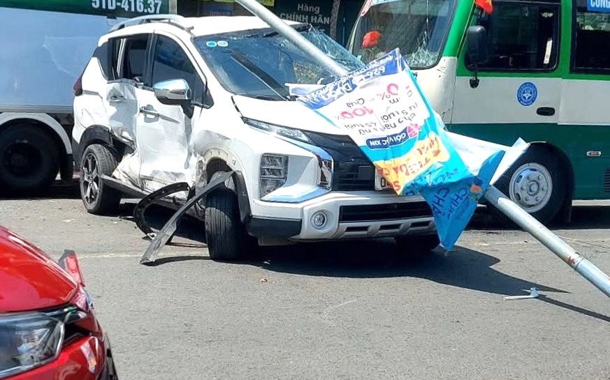 Scene of the car and bus accident in Long Thanh, Dong Nai. Photo: CTV