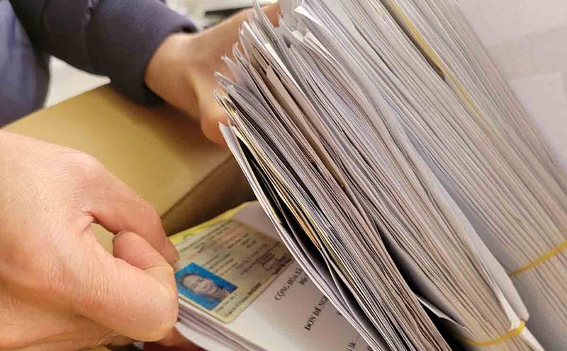 The file for issuing a driver's license for Ha Tinh people has just been delayed due to a software error that is being urgently processed to hand over the task to the police. Photo: Tran Tuan.