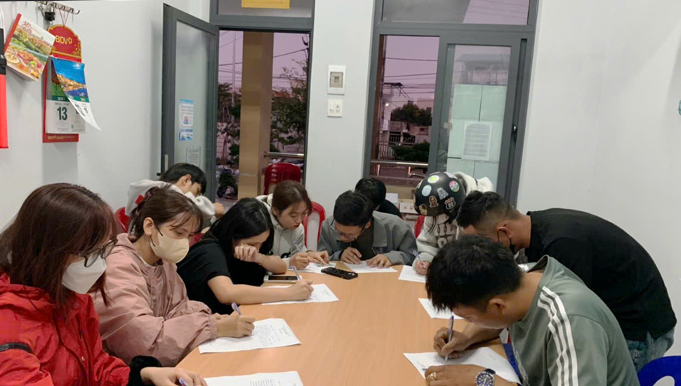 Nhon Hai Commune Police (Quy Nhon City, Binh Dinh) worked with a group of children taking photos in the middle of the slope. Photo: Nhon Hai