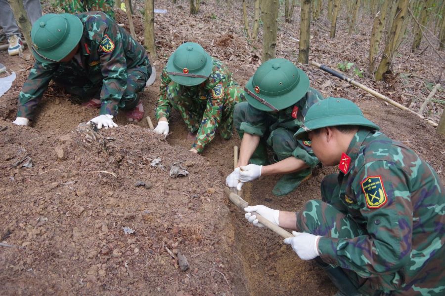 Searching for and collecting the remains of martyrs in Hai Lang district. Photo: Xuan Dien