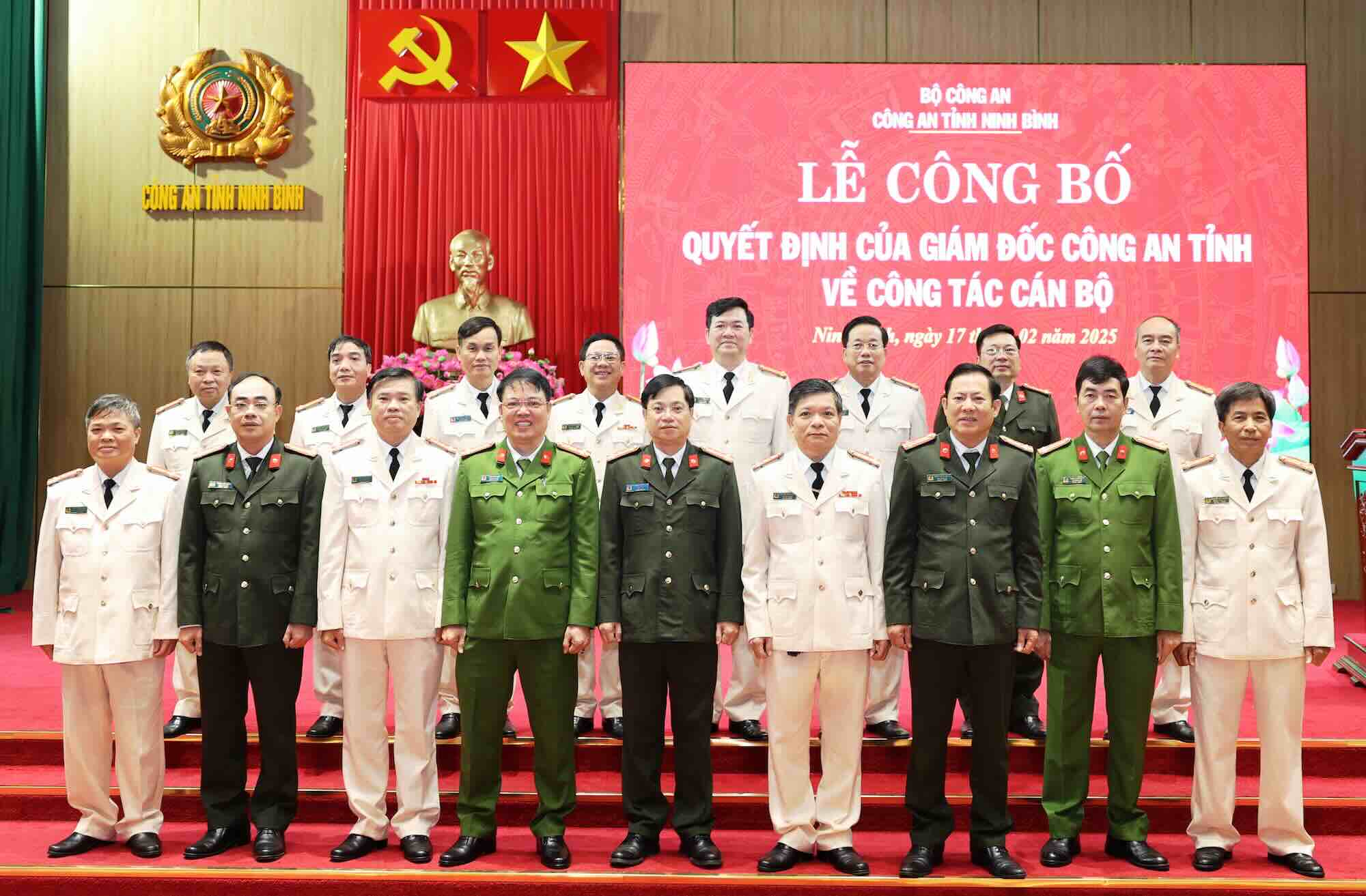 The Provincial Police Department took a souvenir photo with the leaders of the Department-level Police, the leaders of the District-level Police who retired early. Photo: Nguyen Truong