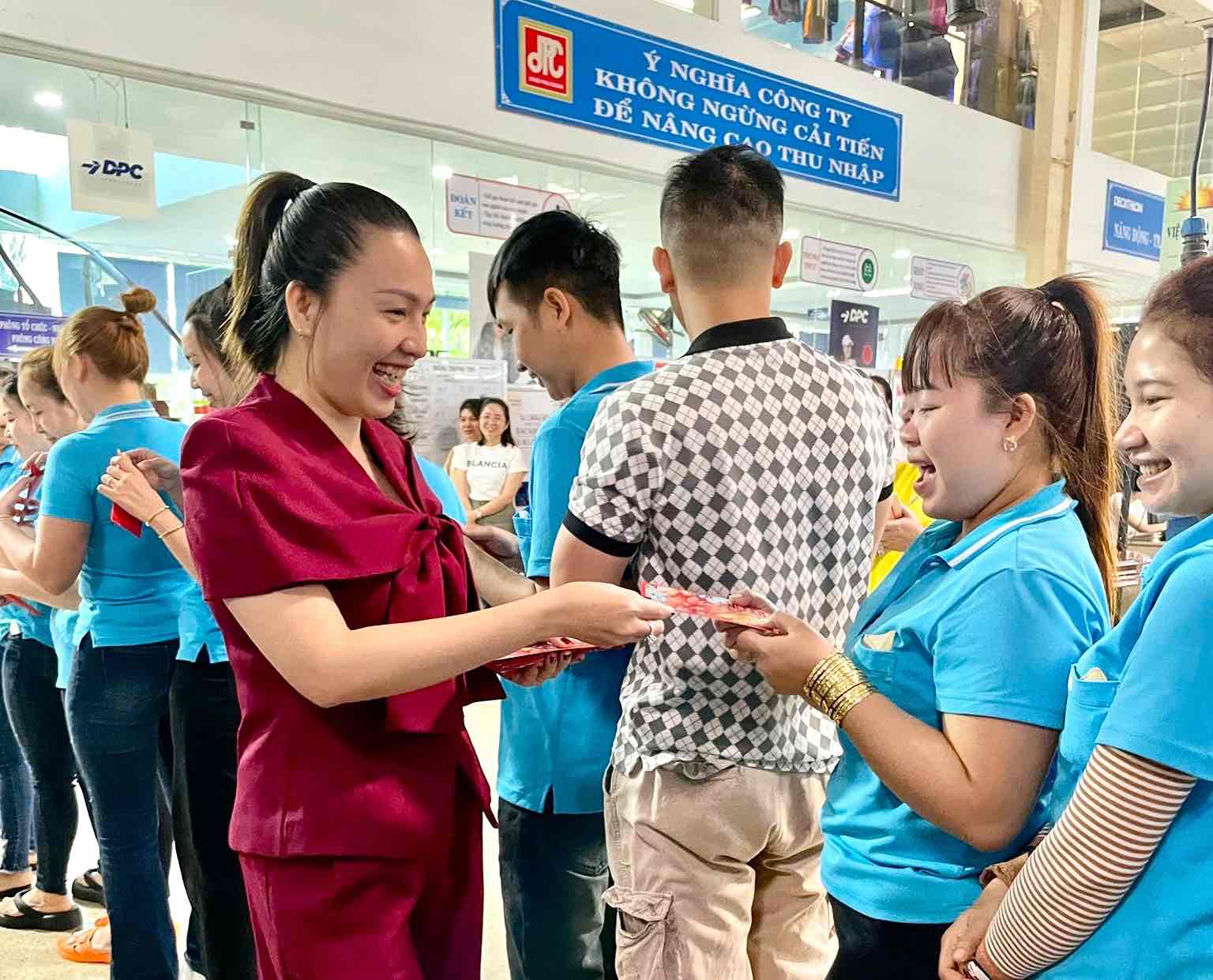 Representative of the Board of Directors of Dong Phu Cuong Joint Stock Company (Dong Nai) gave lucky money to employees on February 5. Photo: Provided by the company